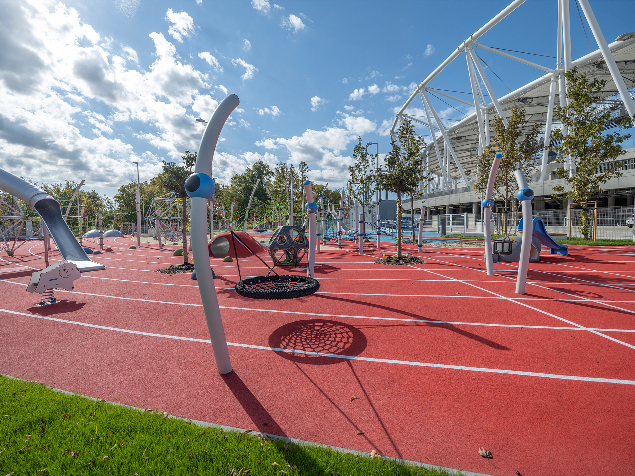 közpark atlétikai stadion játszótér