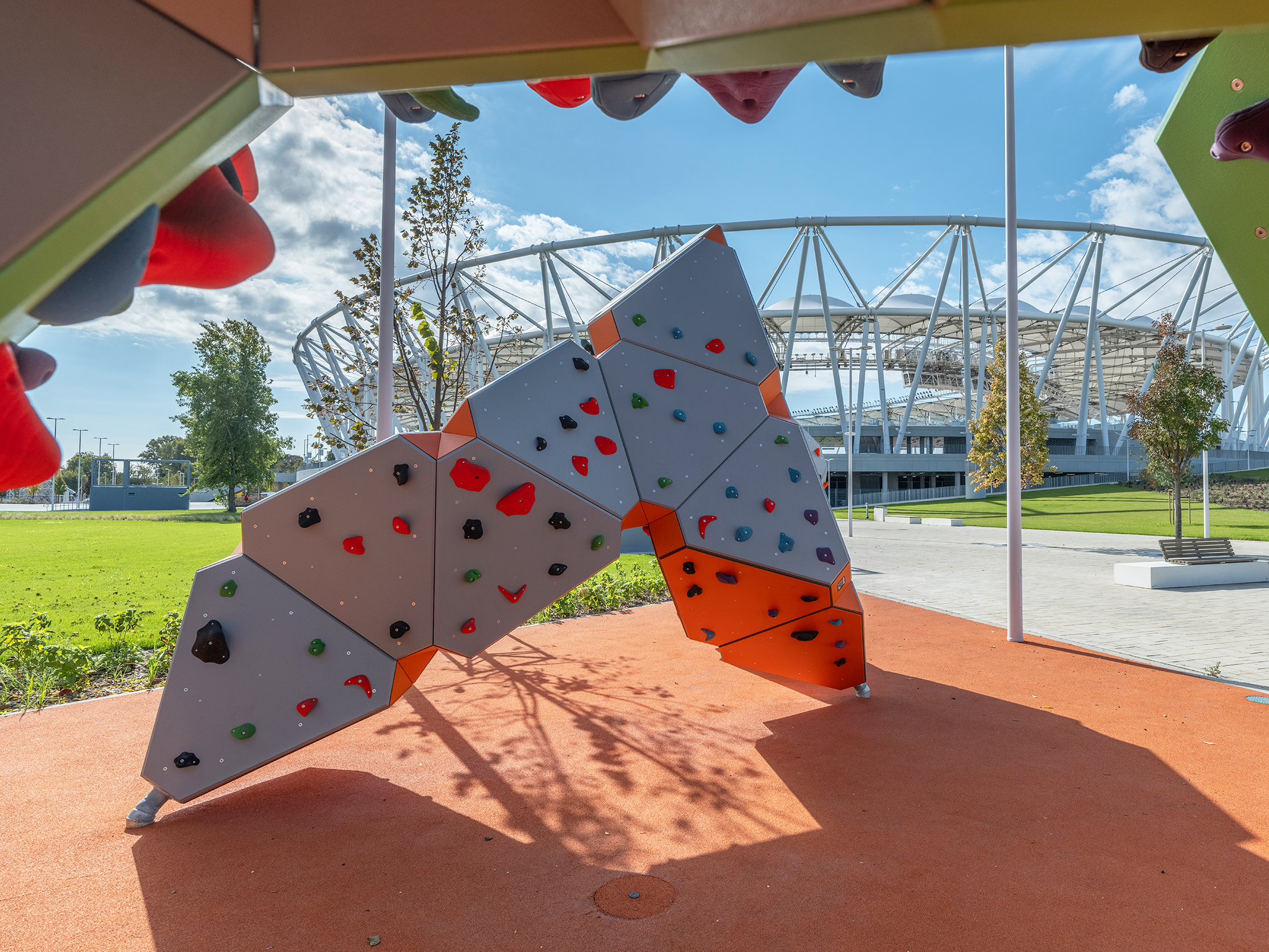 közpark atlétikai stadion park zöld tájépítészet mászófal boulder hbh